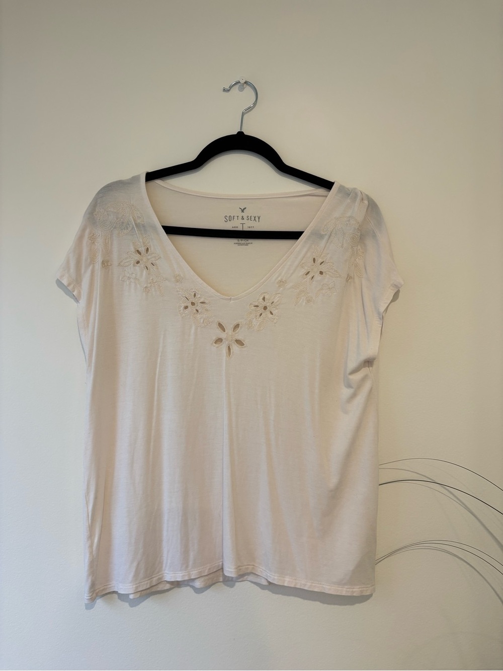 American Eagle Outfitters White V-Neck Floral Cutout Tee